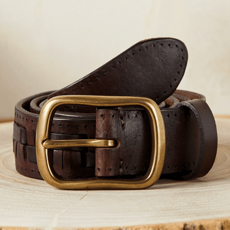 Dark brown men's belt, buckle detail