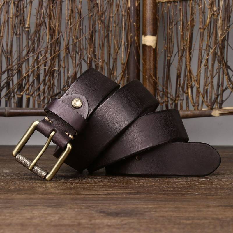 Dark brown men's belt, buckle detail