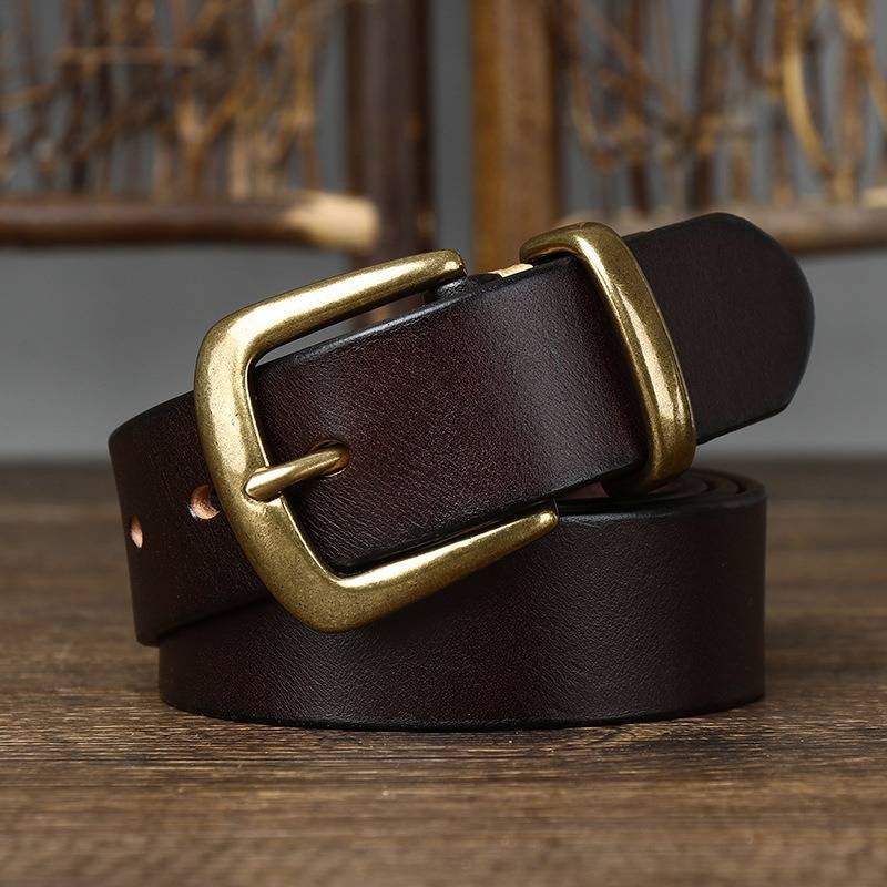 Dark brown men's belt, buckle detail