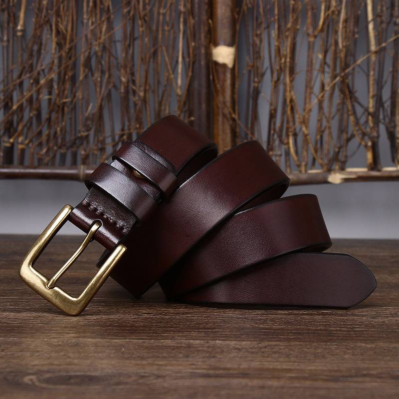 Dark brown men's belt, buckle detail