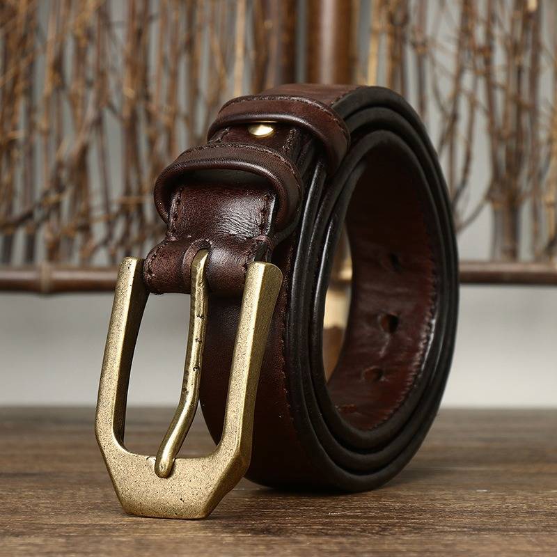Dark brown men's belt, buckle detail
