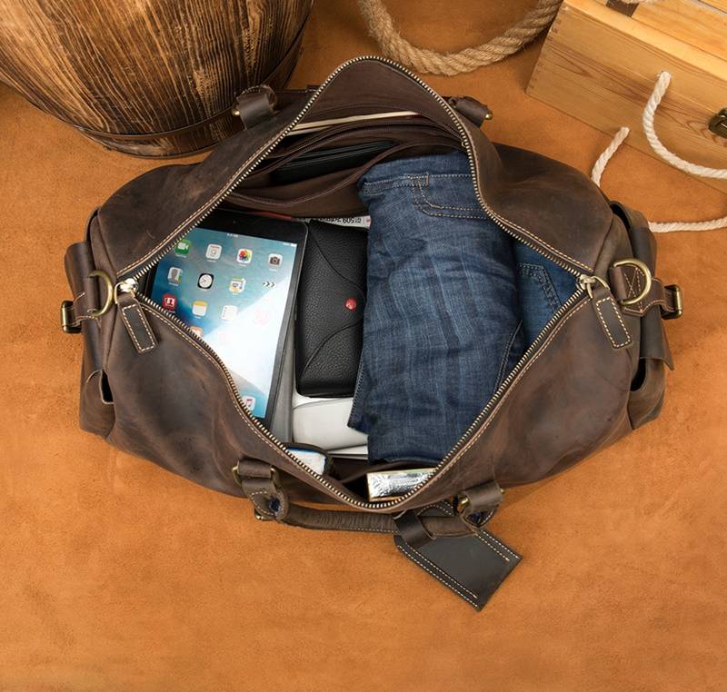 Brown-black men's overnight bag, laptop pocket detail