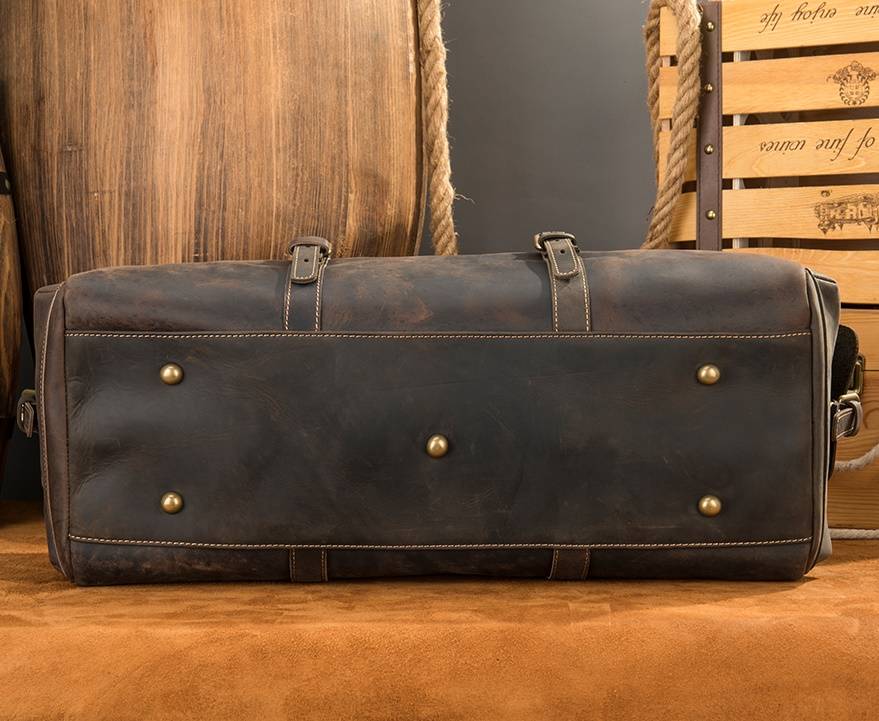 Brown-black men's overnight bag, side pocket detail