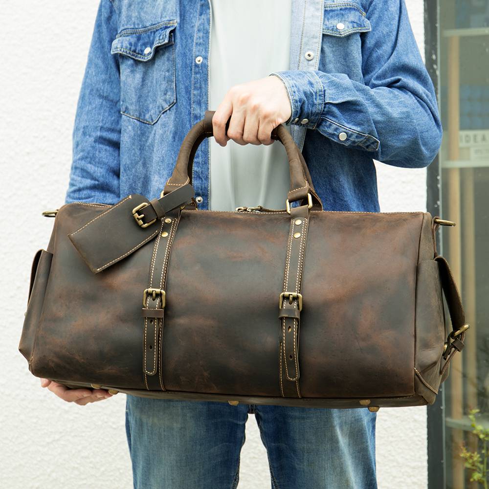 Brown-black men's overnight bag, hardware detail
