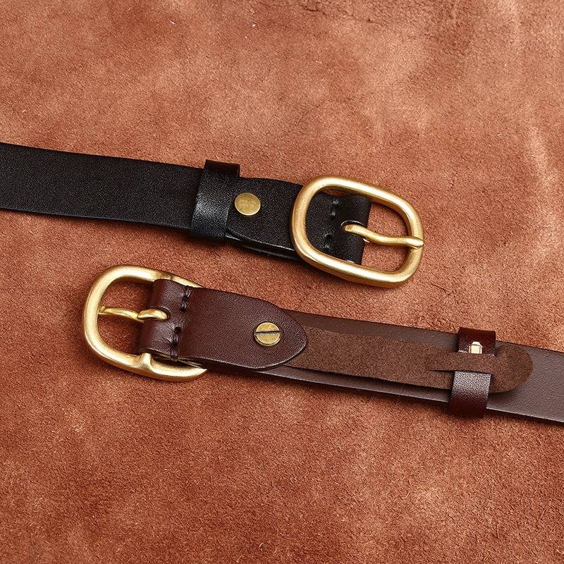 Black women's minimalist leather belt — detail