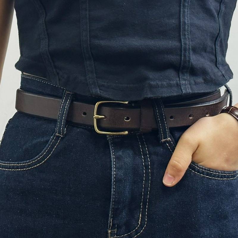 Brown women's belt, tip detail